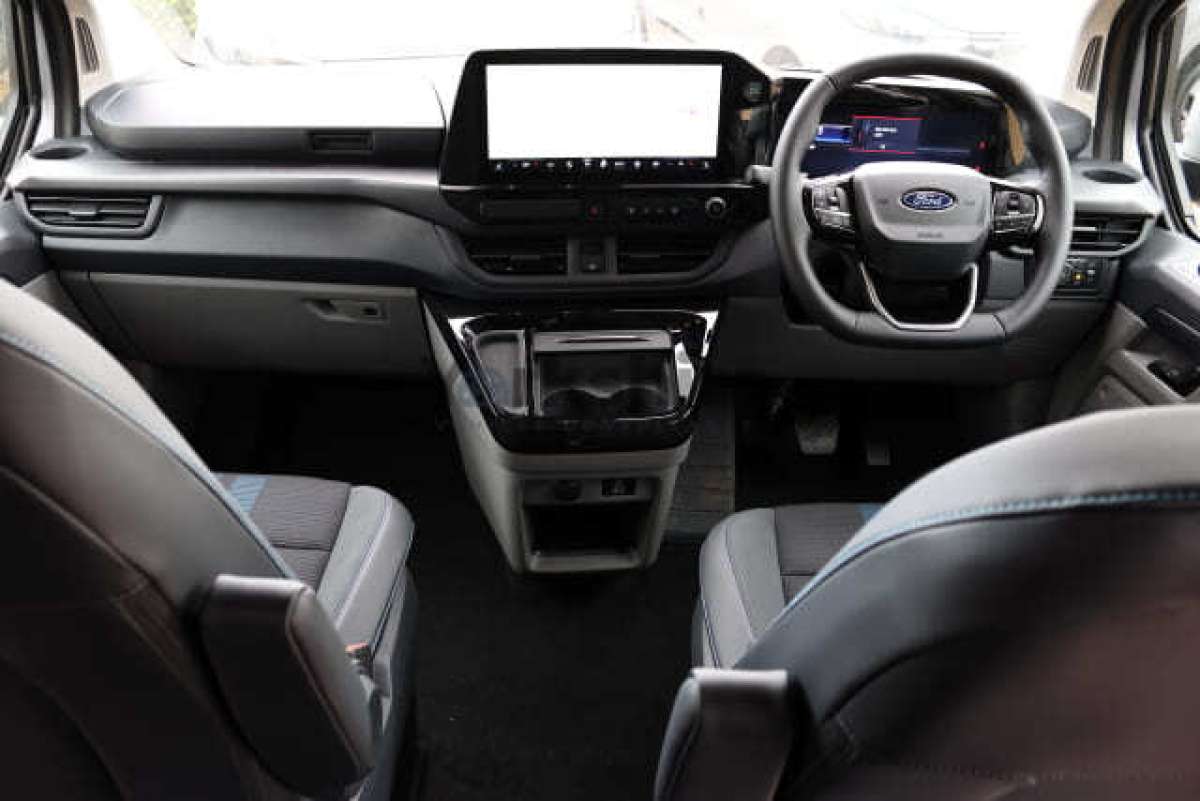 This is the Transit 320 Custom L1H1 DCiV Sport Hybrid vehicle.